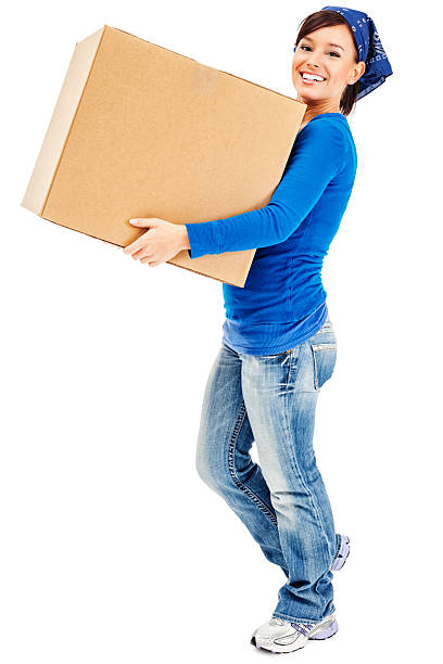 joven mujer realizando grandes moviendo caja de cartón - moving house physical activity moving van box fotografías e imágenes de stock