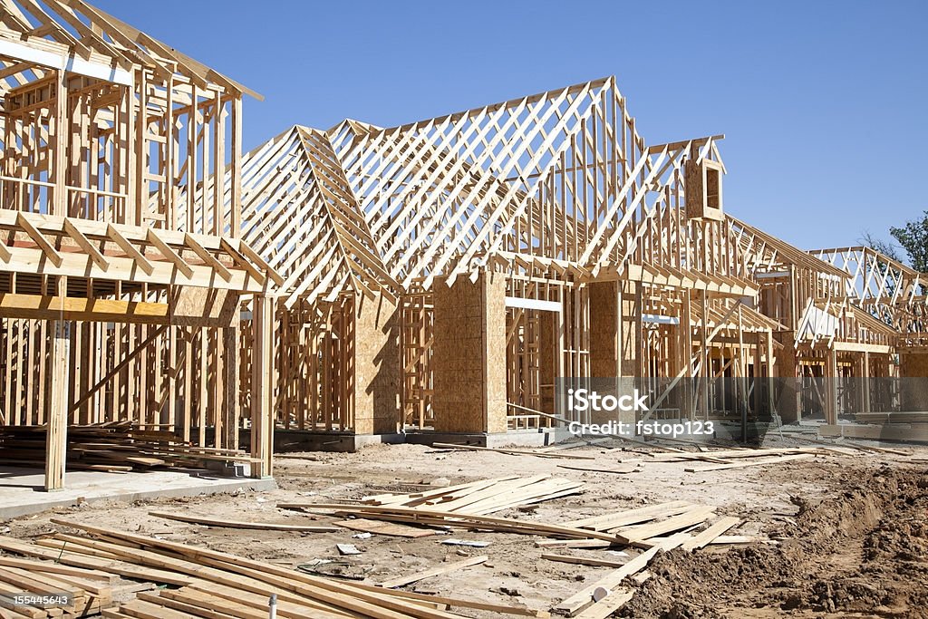 De nouvelles maisons site de construction. Encadré de maisons. Bois. Bâtiment. - Photo de Industrie du bâtiment libre de droits