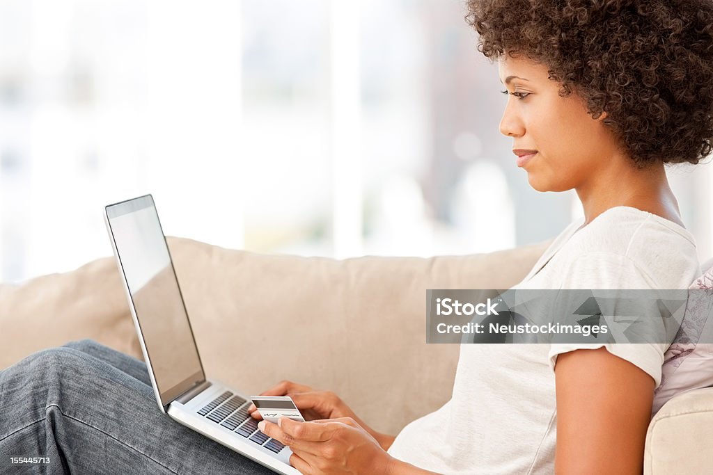 Mujer de compras en línea - Foto de stock de 30-39 años libre de derechos
