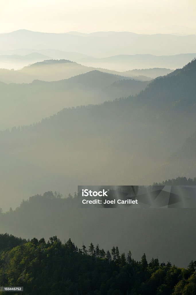 Mattina in montagna ridgelines nelle Montagne Fumose - Foto stock royalty-free di Aurora