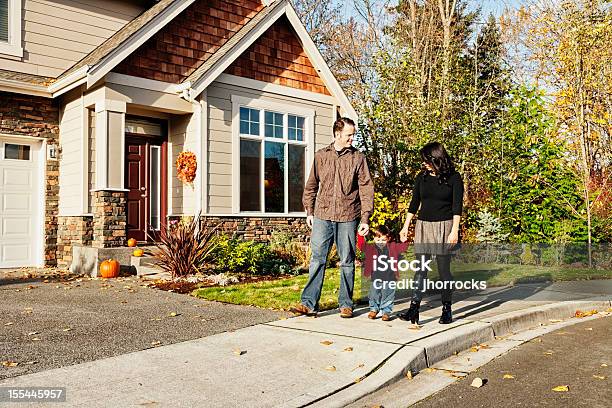 Photo libre de droit de Jeune Famille Rentrer Chez Soi Après Une Marche banque d'images et plus d'images libres de droit de Automne - Automne, Maison, Propriétaire immobilier