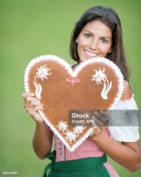 Mujer Sosteniendo Un Lebkuchen Gingerbread Corazón Con Espacio De Copia Foto de stock y más banco de imágenes de Dirndl