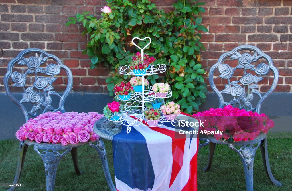 Английский сад мебелью, украшенная розами - Стоковые фото Английский флаг роялти-фри