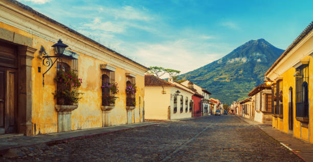 мощеные улицы в антигуа guatemal - антигуа стоковые фото и изображения