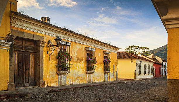 石畳のストリートにアンティグアグアテマラ - 西グアテマラ アンティグア ストックフォトと画像
