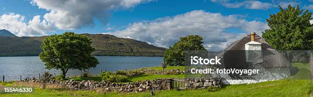 La Scozia Tradizionale Con Tetto Di Paglia Croft Cottage Accanto Al Lago Scozzese - Fotografie stock e altre immagini di Highlands scozzesi