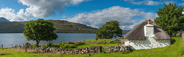 escócia tradicional de palha croft casa ao lado highland lago - cottage scotland scottish culture holiday imagens e fotografias de stock