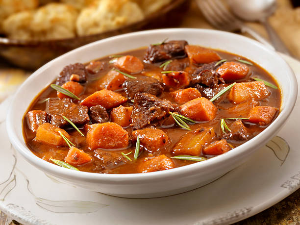 irish stew con biscotti - beef stew foto e immagini stock