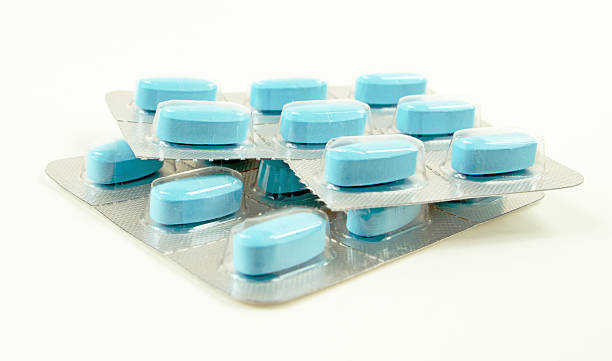 pillole sigillato in plastica blu - cold remedy foto e immagini stock