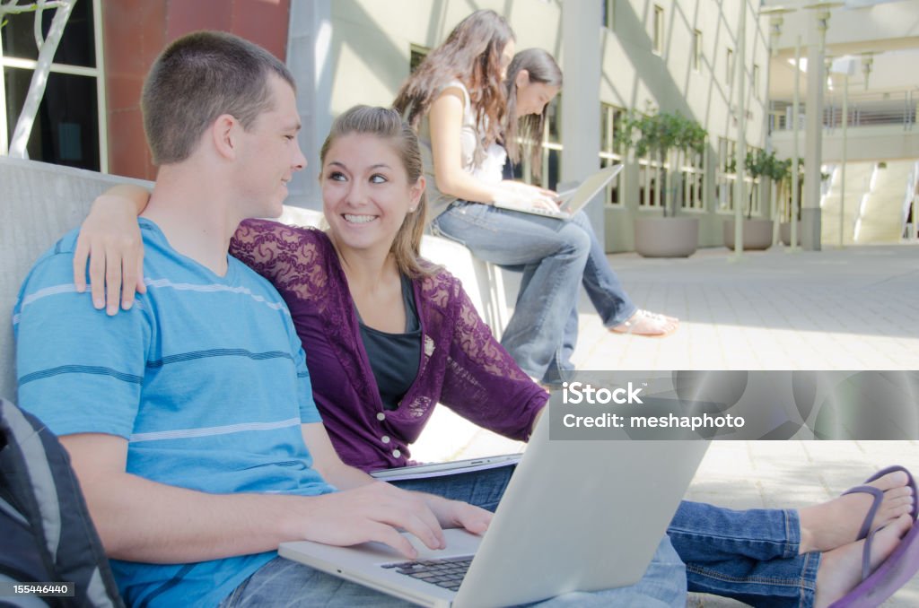 Estudantes universitários estudando juntos em campus - Foto de stock de 20 Anos royalty-free