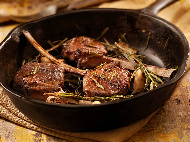 蒸したラムチョップ - lamb chop shank cooked ストックフォトと画像