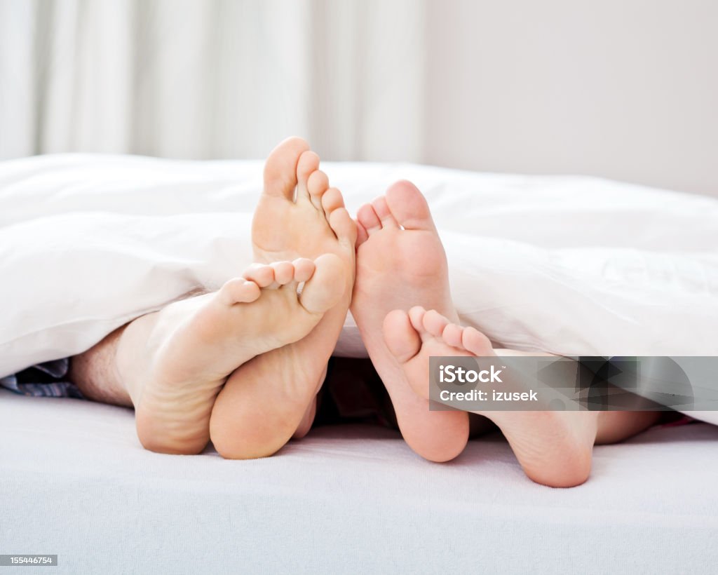 Foto de una pareja cuadrados - Foto de stock de Cama libre de derechos