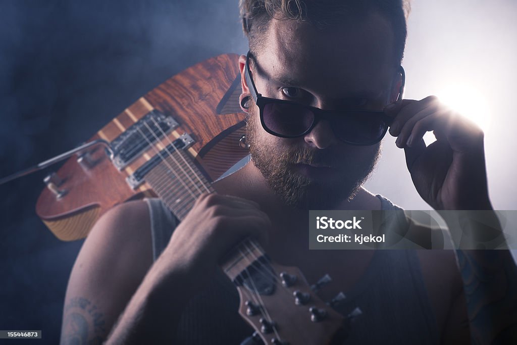 Jovem com uma guitarra - Royalty-free Guitarra Foto de stock