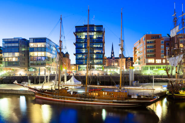 el histórico barco en una ciudad moderna - stadtcentrum fotografías e imágenes de stock