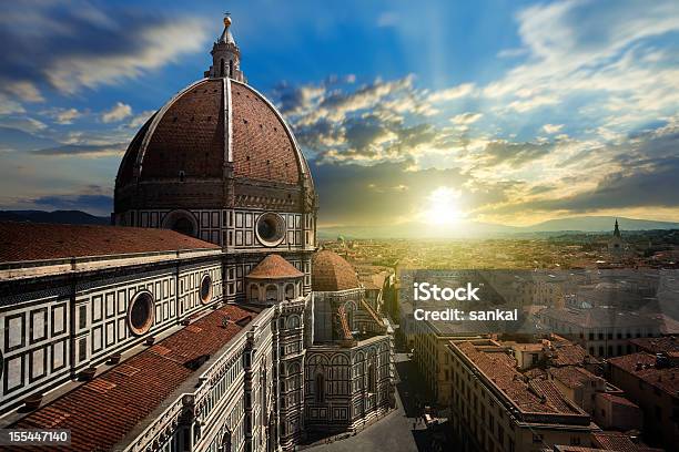 Duomo De Florencia En La Puesta De Sol Foto de stock y más banco de imágenes de Aire libre - Aire libre, Alto - Descripción física, Antiguo