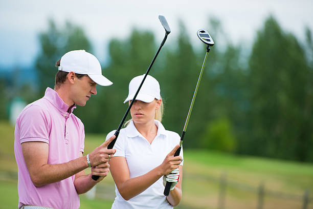 profissionais de ensino de golfe mulher jogador de golfe - golf women female concentration - fotografias e filmes do acervo