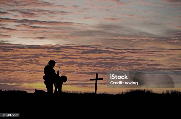 Soldado Veteransdía Foto de stock y más banco de imágenes de Día de los veteranos en Estados Unidos - Día de los veteranos en Estados Unidos, Arrodillarse, Cruz - Objeto religioso