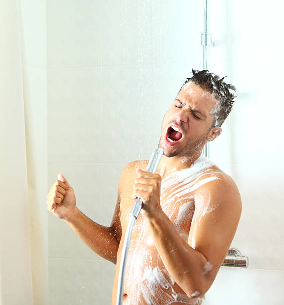 남자 노래 아래에 샤워기 - men naked shower bathroom 뉴스 사진 이미지