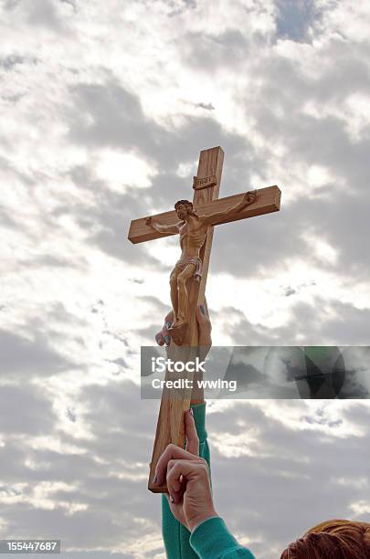 Crucifixo Mantido Elevados - Fotografias de stock e mais imagens de Adolescente - Adolescente, Ao Ar Livre, Criança