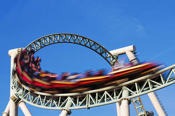 montaña rusa acción - rollercoaster fotografías e imágenes de stock