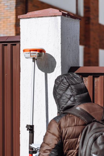 istock Surveyor with surveying instrument 1554504328