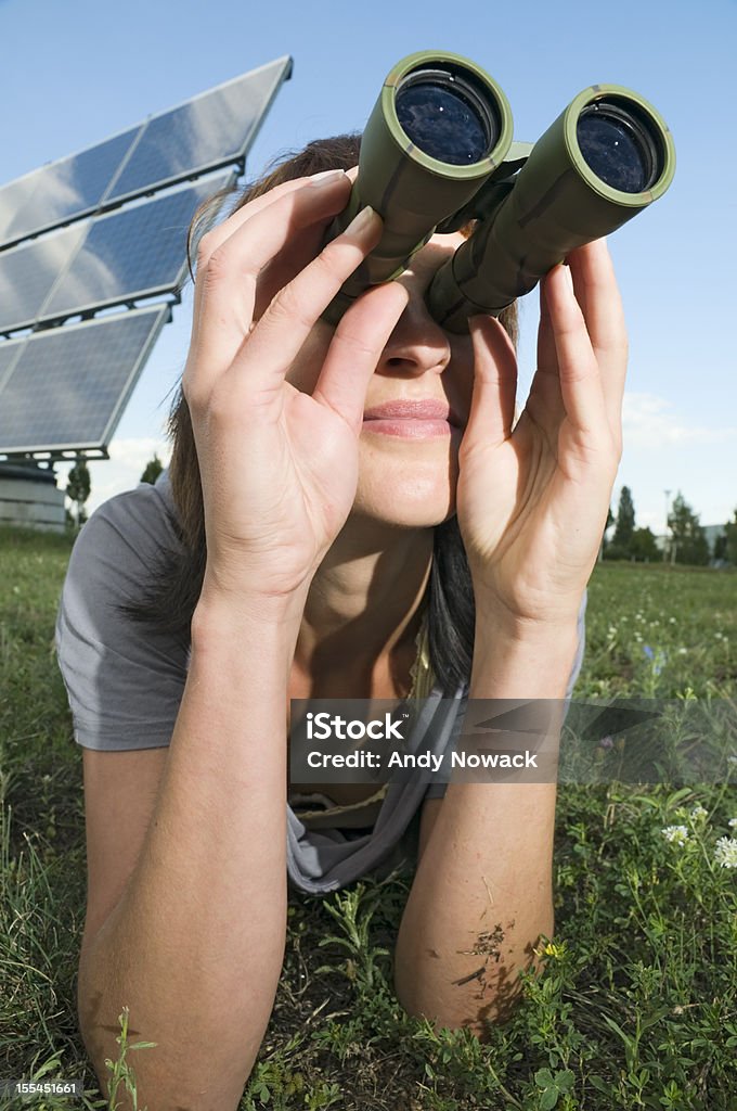 Mujer observar en el césped - Foto de stock de Binoculares libre de derechos