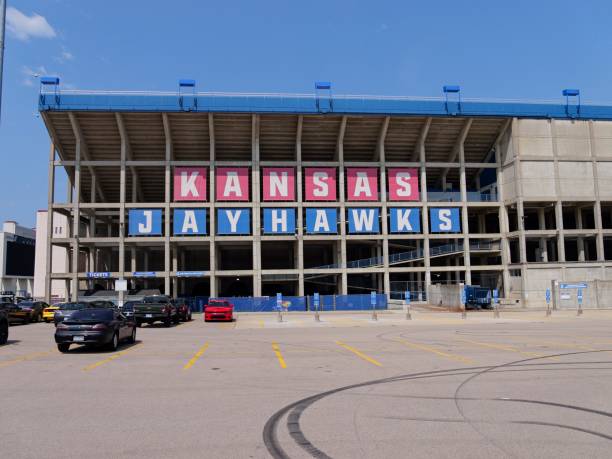 ku david booth kansas memorial stadium - university of kansas stock-fotos und bilder