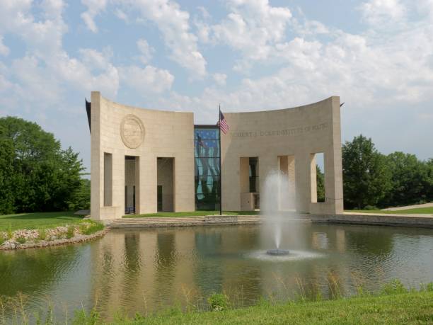 robert j. dole institut für politikwissenschaft der ku - university of kansas stock-fotos und bilder