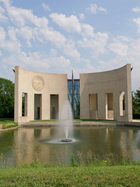 robert j. dole institut für politikwissenschaft der ku - university of kansas stock-fotos und bilder