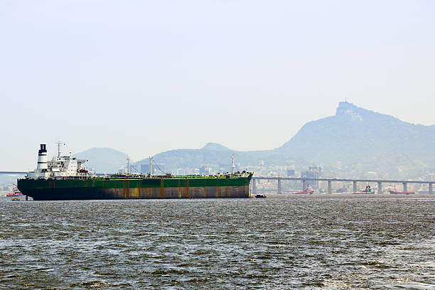 большой корабль на залив гуанабара - guanabara bay natural landmark bridge industrial ship стоковые фото и изображения