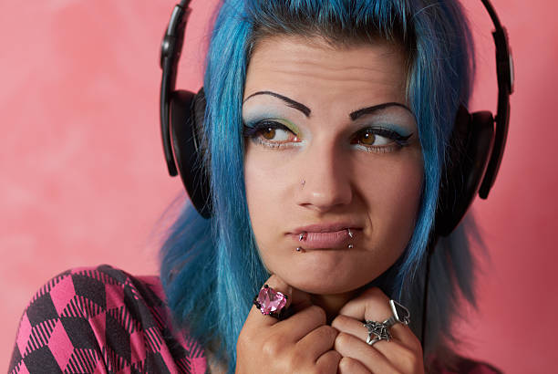 punk chica dj con el pelo teñido turqouise - bizarre women portrait pierced fotografías e imágenes de stock