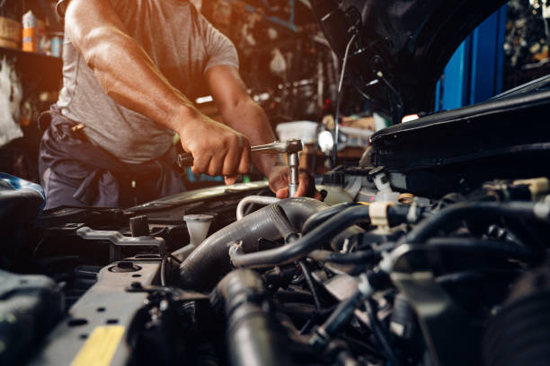 自動車整備士は修理であり、メンテナンス自動車エンジンは自動車修理店で問題です。 - adjustable wrench 写真 ストックフォトと画像