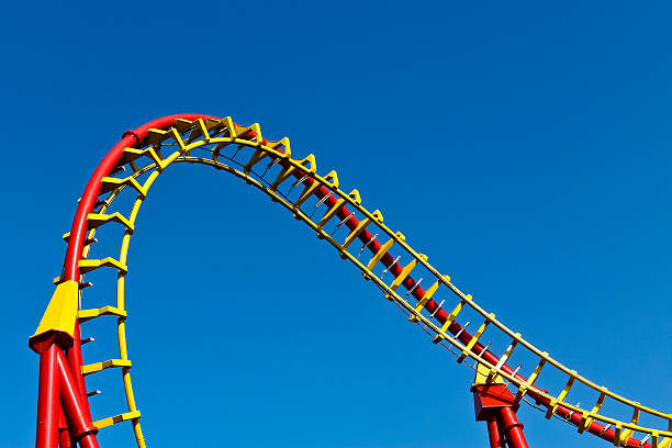 achterbahn curve - rollercoaster people amusement park ride red stock-fotos und bilder
