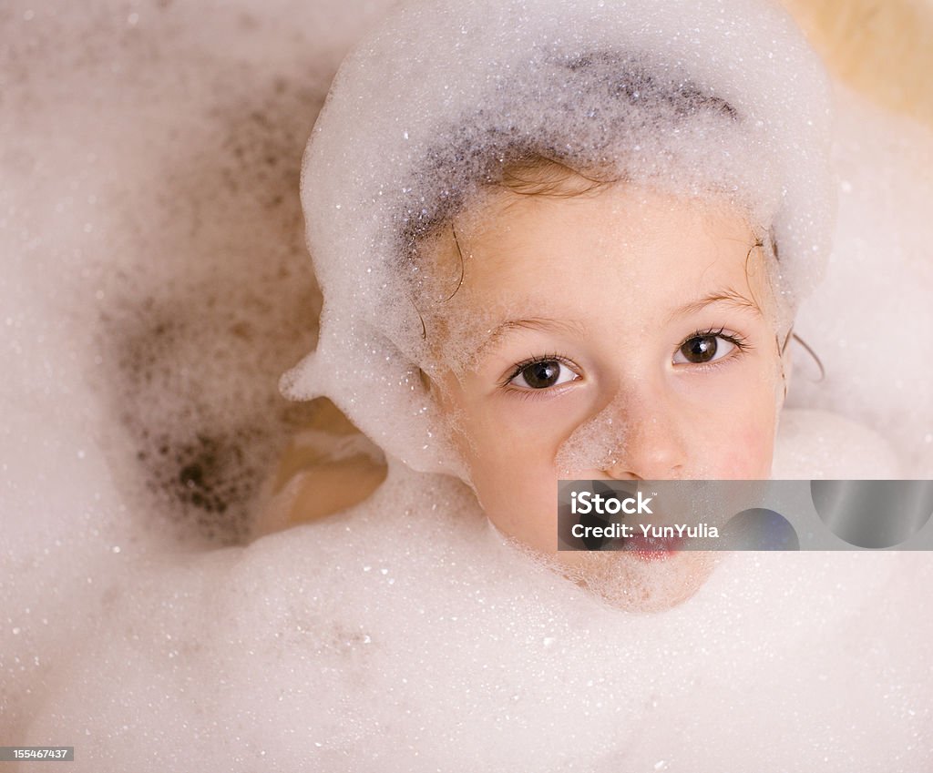Lindo menino no banheiro com espuma - Foto de stock de Banheira royalty-free