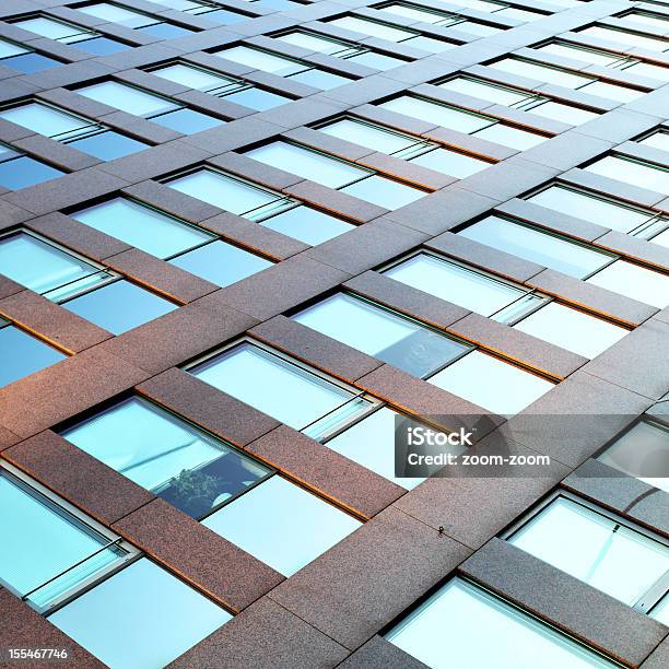 Edifício De Escritórios - Fotografias de stock e mais imagens de Abstrato - Abstrato, Arquitetura, Arranha-céu