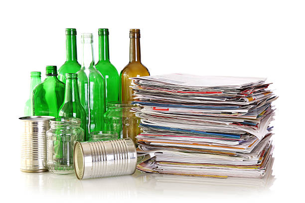 flaschen, glas, metall-dosen und zeitungen - recycling newspaper paper bottle stock-fotos und bilder