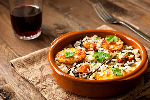 arroz con papas y mejillones - terra cotta pot fotografías e imágenes de stock