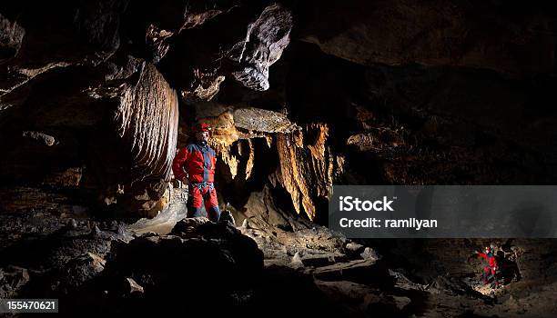 In Einer Höhle Stockfoto und mehr Bilder von Höhlenklettern - Höhlenklettern, Höhlenforschung, Männer