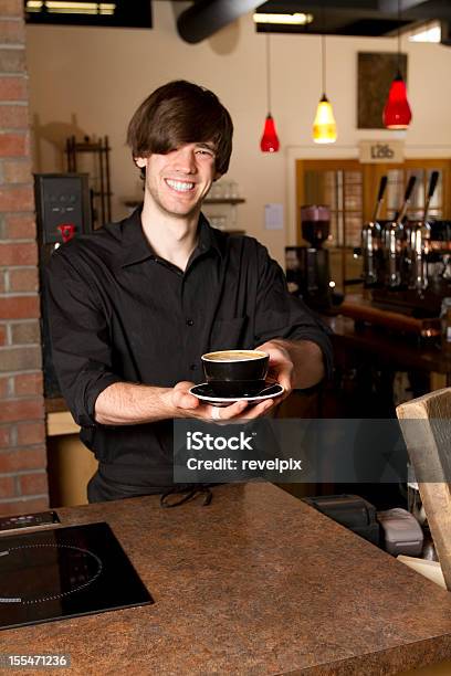 Empregado De Café Entregar Copo Alargada - Fotografias de stock e mais imagens de 20-29 Anos - 20-29 Anos, Adulto, Bebida