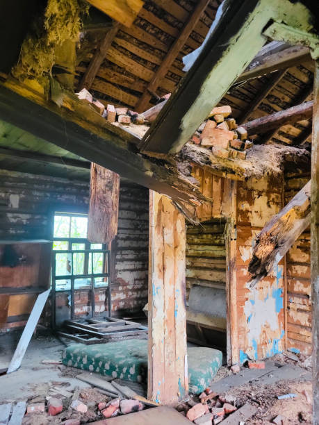 istock Old wooden building is in disrepair 1554724991