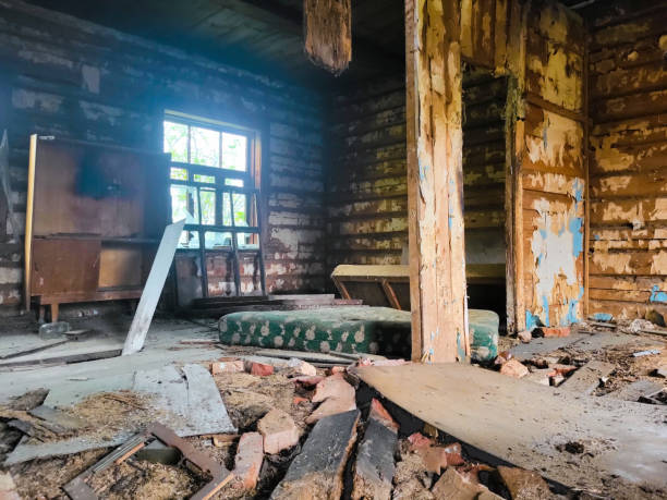 istock Old wooden building is in disrepair 1554725543