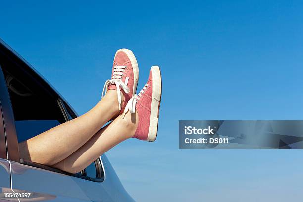 Mujer Descansando En Su Coche Foto de stock y más banco de imágenes de Coche - Coche, Pie humano, Ventana