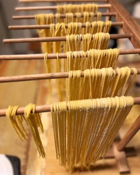 nouilles à la main - pasta noodles tagliatelle freshness photos et images de collection