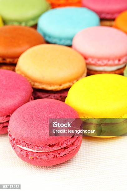 Foto de Colorido Macaroon De e mais fotos de stock de Amarelo - Amarelo, Assado no Forno, Biscoito