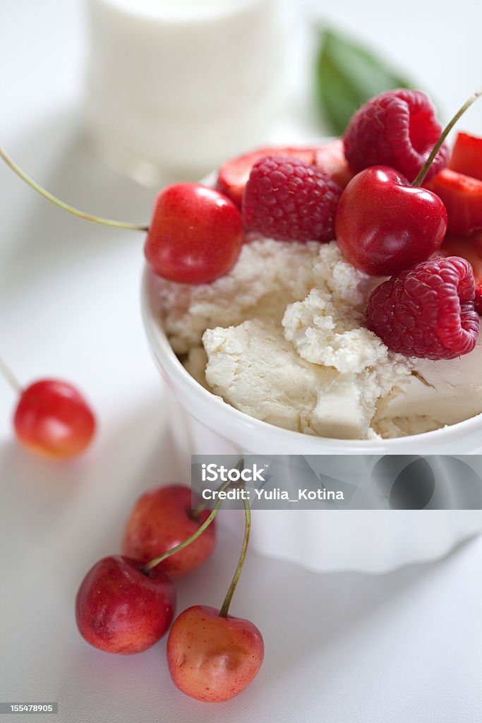 Fromage Cottage avec des fruits rouges frais - Photo de Aliment libre de droits