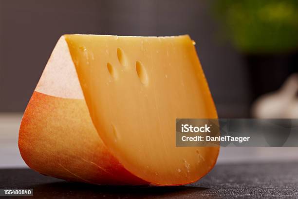 Chiudere Up Gouda Formaggio - Fotografie stock e altre immagini di A forma di blocco - A forma di blocco, Cibo, Composizione orizzontale