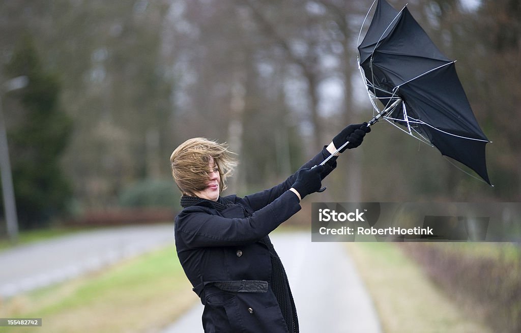 Luta contra o vento - Royalty-free Guarda-chuva Foto de stock