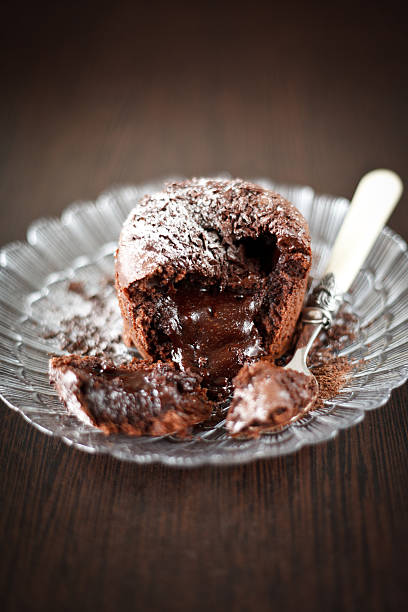초콜릿 라바 케이크가 디저트 - chocolate cake dessert bundt cake 뉴스 사진 이미지