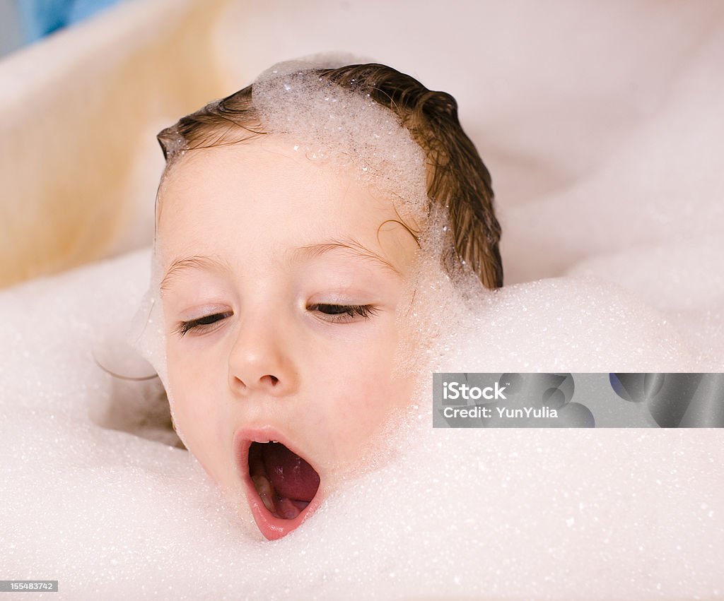 Милый Маленький мальчик в ванной с пеной - Стоковые фото Белый роялти-фри