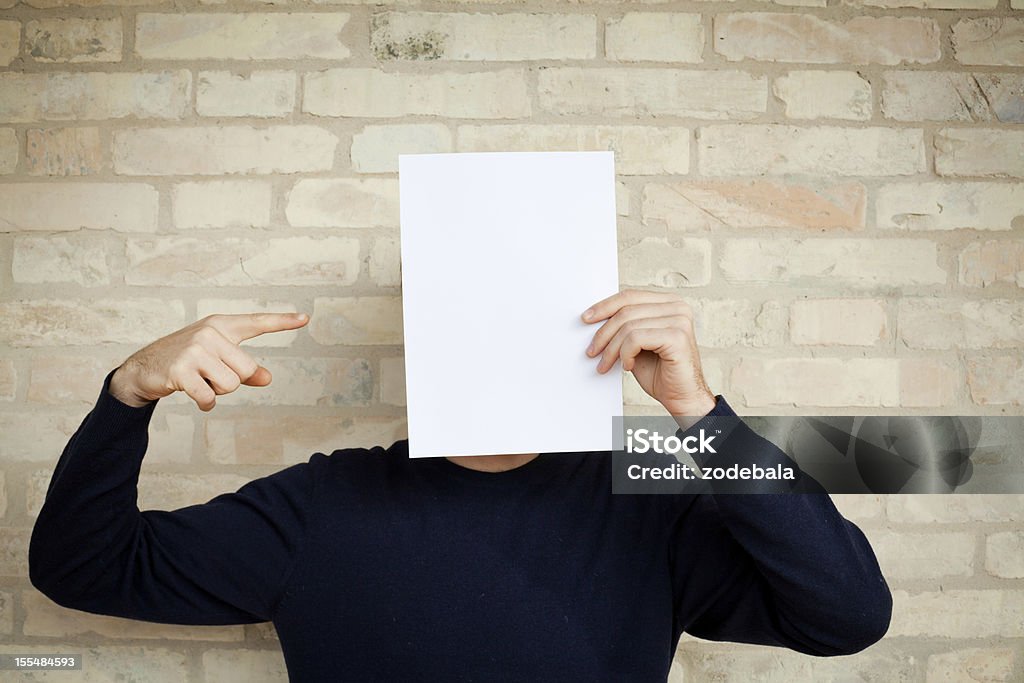 Homem segurando e apontando para um espaço de papel - Royalty-free Papel Foto de stock